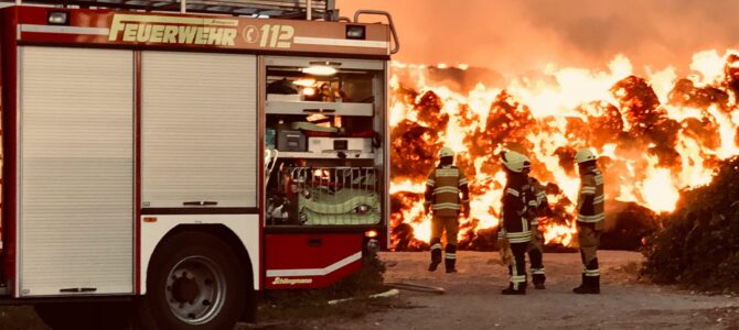 Großbrand: 4000 Strohballen brennen in Eißel