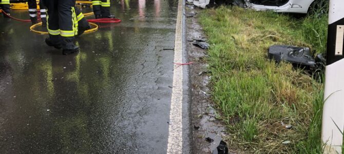 Verkehrsunfall mit eingeklemmter Person