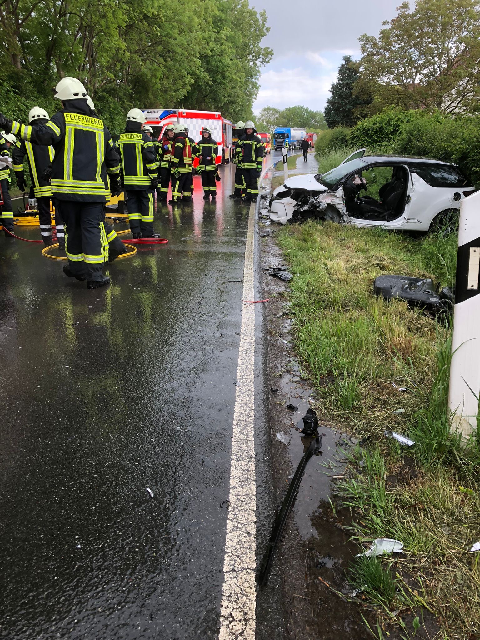 Verkehrsunfall mit eingeklemmter Person